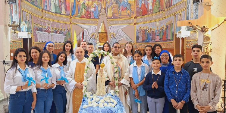 في غزة: 16 شاب وصبية يكرسون حياتهم للعذراء مريم