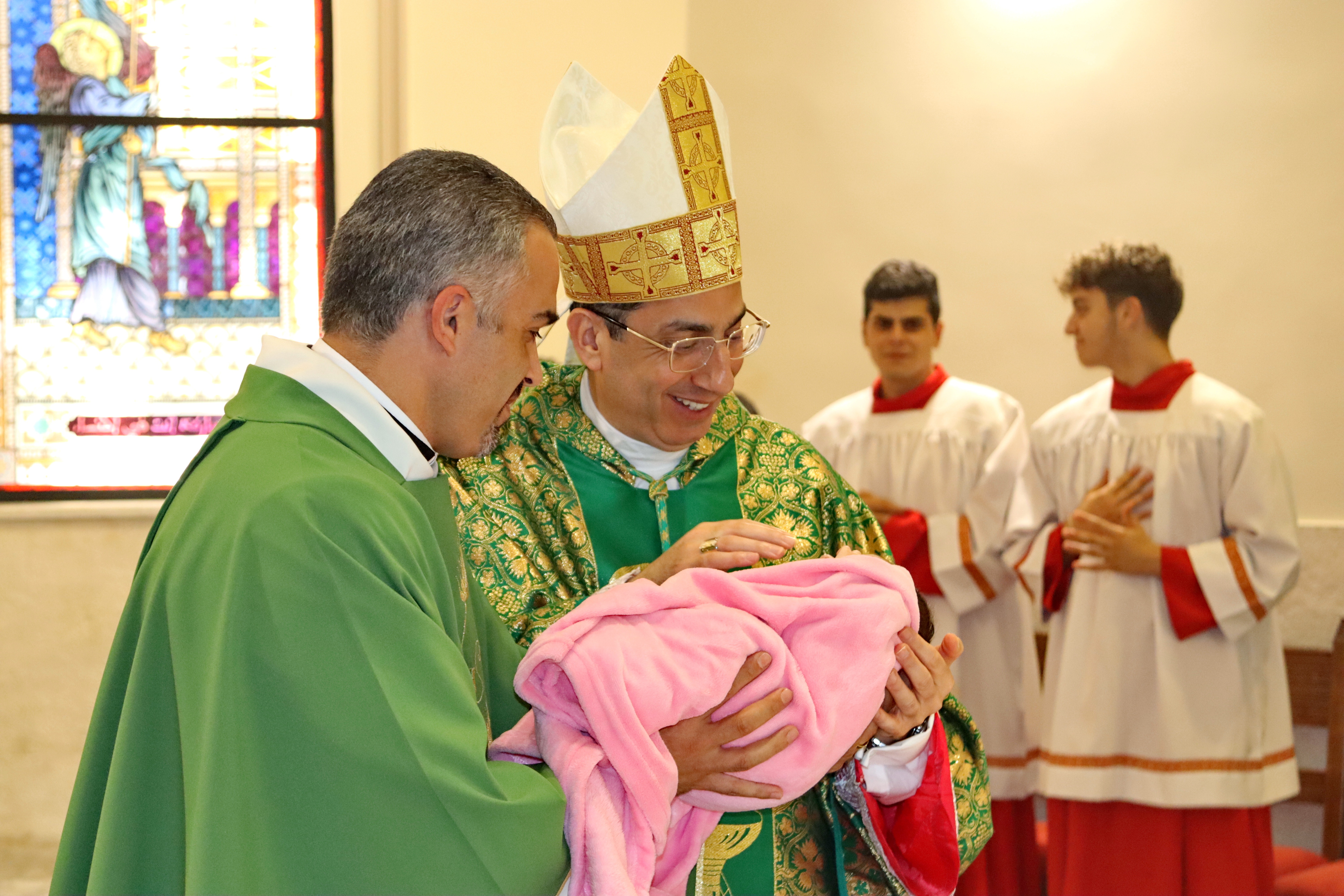 Mons. Iyad Twal benedice la chiesa dell'Immacolato Cuore di Maria a Fuheis, recentemente ristrutturata