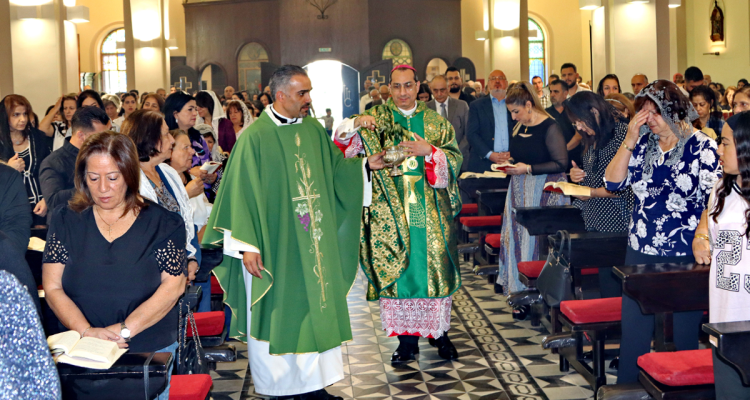 Mons. Iyad Twal benedice la chiesa dell'Immacolato Cuore di Maria a Fuheis, recentemente ristrutturata