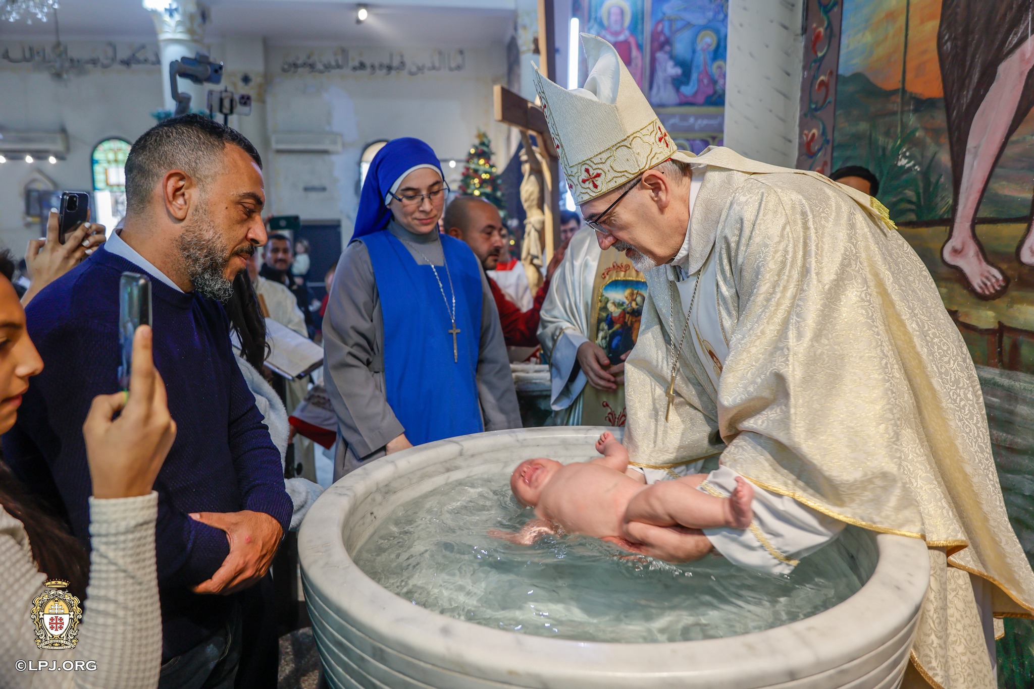 الكاردينال بيتسابالا يحتفل بعيد الميلاد في غزة: معًا، سنعيد بناء كل شيء