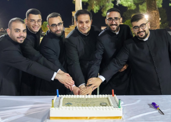 Cinco Seminaristas Avanzan en Su Formación Sacerdotal Mientras Tres Sacerdotes Celebran 25 años de Fiel Ministerio